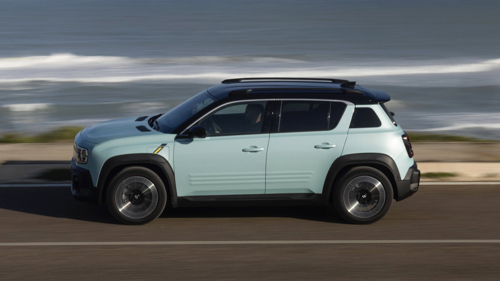 Renault 4 E-Tech - side